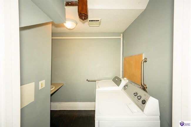Building Photo - 208 N Mulberry St