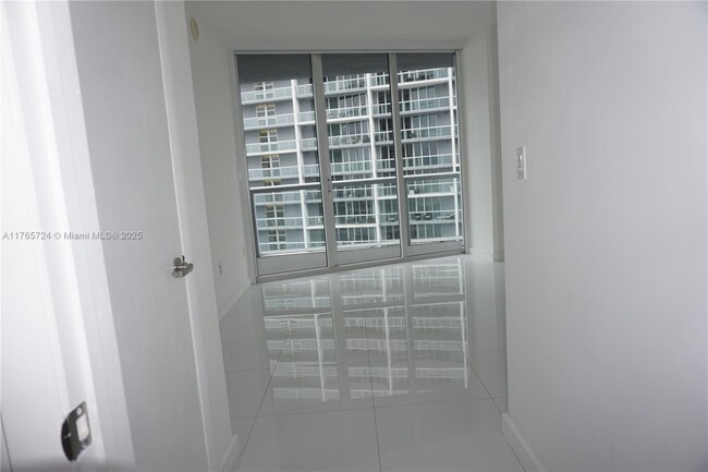 Building Photo - 475 Brickell Ave