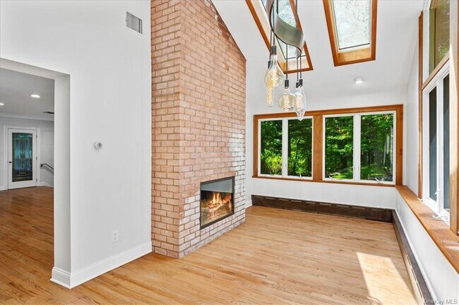 Building Photo - 112 Old Mountain Rd