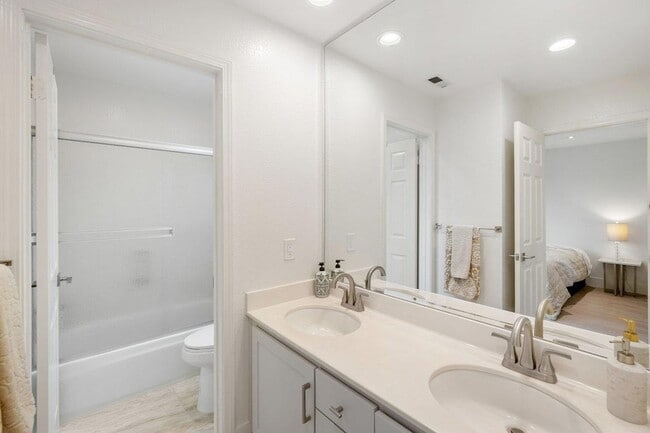 Building Photo - 142 Monaco Dr