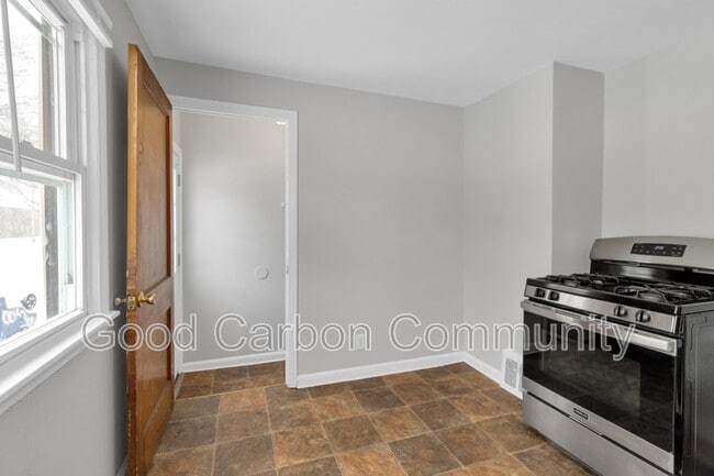 Building Photo - 854 Richmond Ave