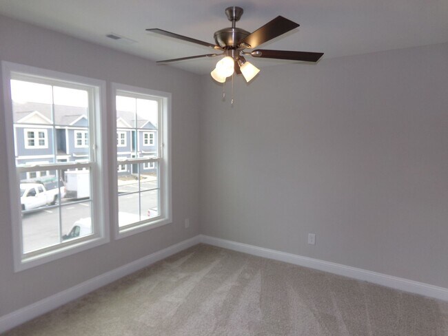 Building Photo - Welcome to Jacks Branch Townhomes – Modern Living in Hubert, NC!