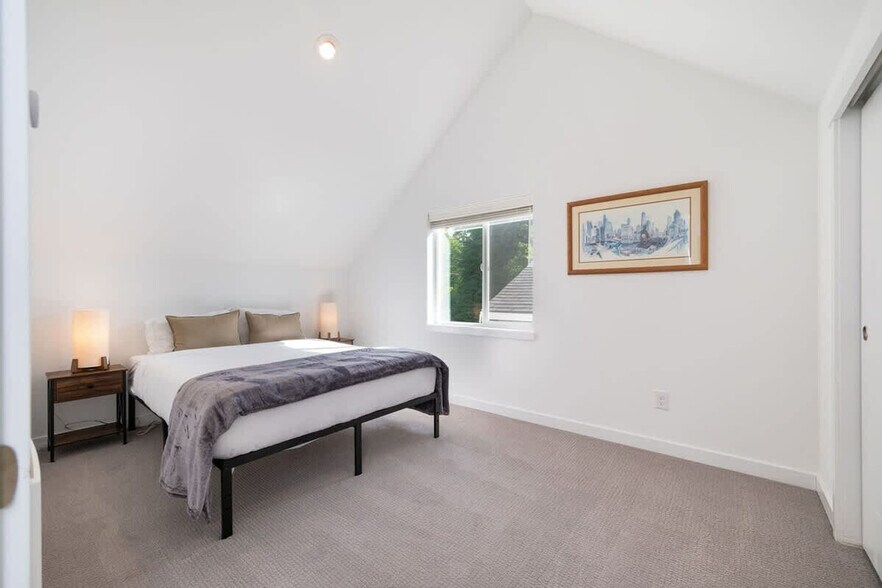 Building Photo - 703 N 104th St