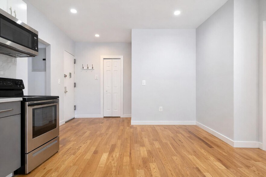 Building Photo - 518 W 204th St