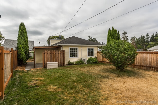 Building Photo - 2044 Cowlitz St