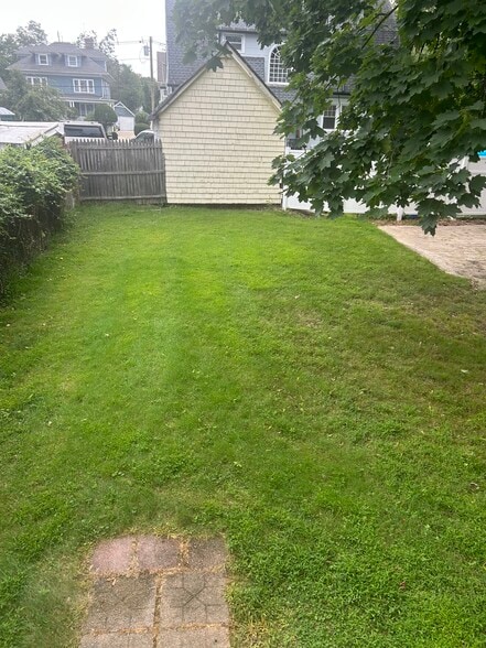 Yard - 821 Webster Pl