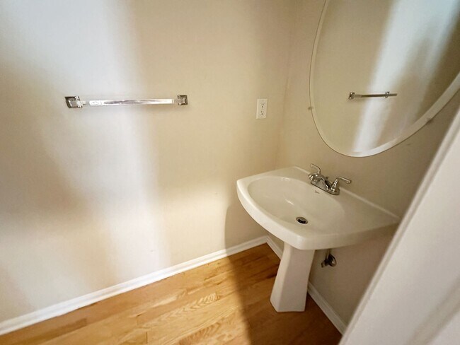 Building Photo - Bright, Spacious 2-Bedroom Home in Aurora ...