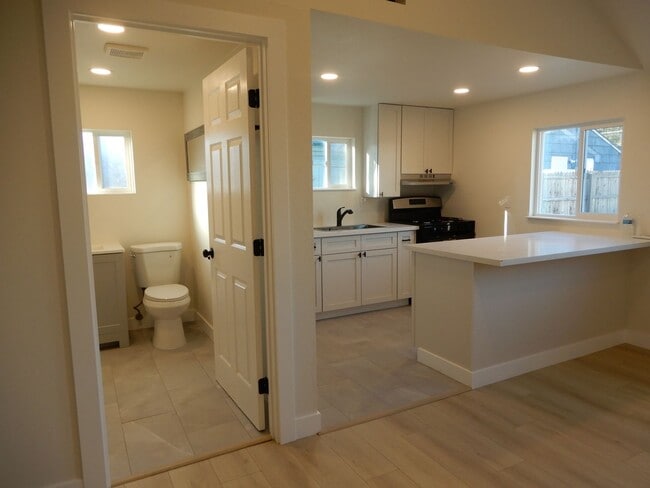 Building Photo - Cozy Cottage