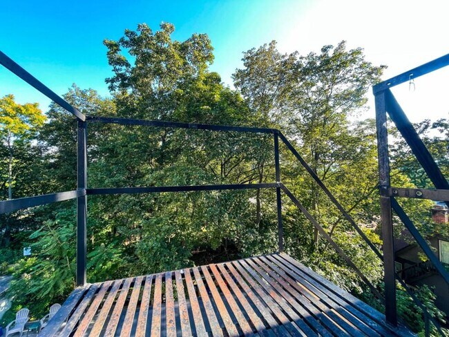 Building Photo - 705 E Seneca St