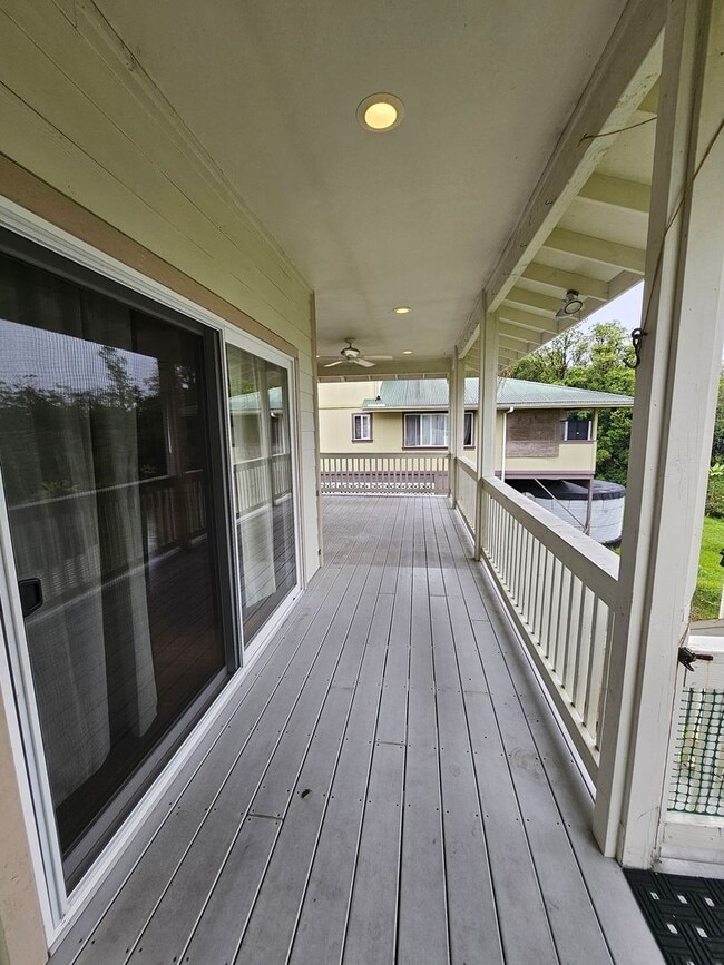Building Photo - Lovely & spacious 3 bedroom 2 bath home (u...