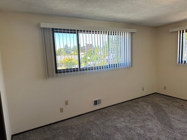 Building Photo - Large 3 bedroom 2.5 bath duplex with a gar...
