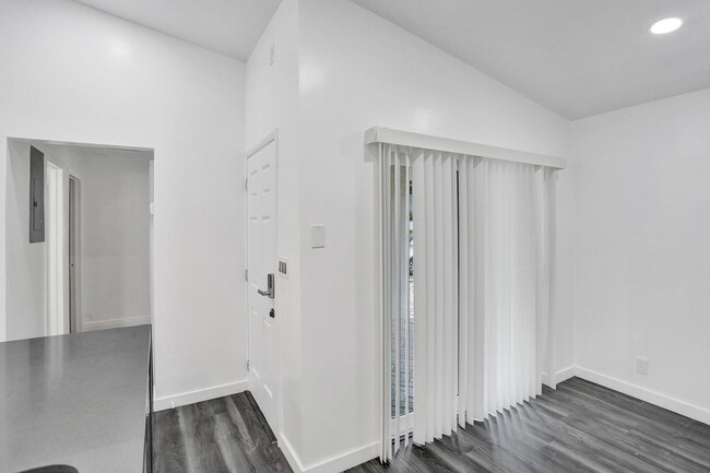 Building Photo - Fully renovated and updated Townhome in th...