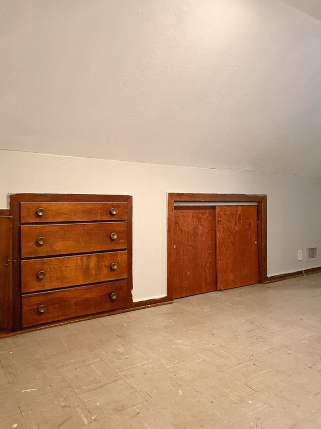 Building Photo - 3 bedroom 1 bath house!