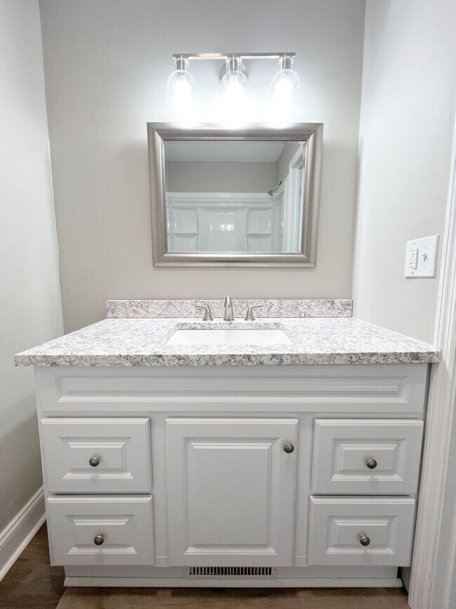 Building Photo - Completely Remodeled Home in Clarksville, TN – Just Off Madison Street!