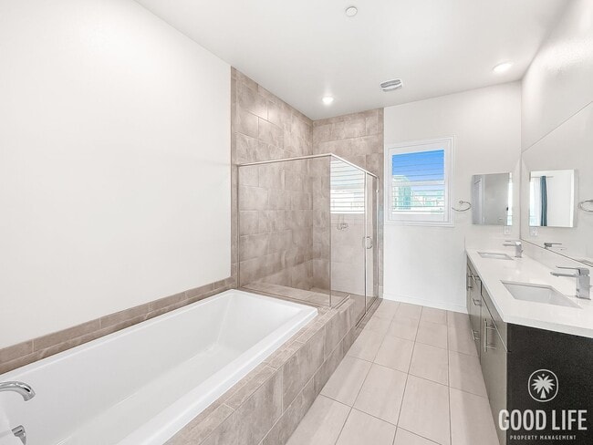 Building Photo - 3B/2BA Home with Private Elevator & Mountain Views!