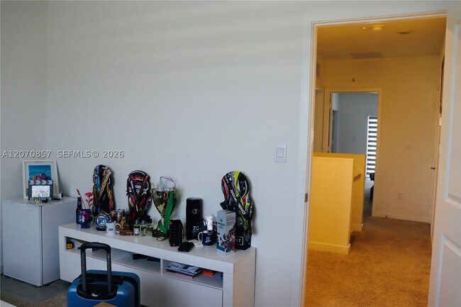 Building Photo - 811 SE 17th Ct