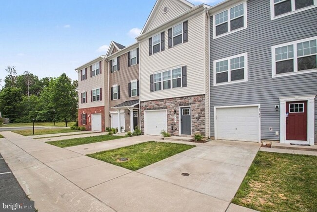 Building Photo - 2525 Drake Ln