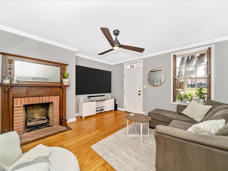 Building Photo - 313 S Market St