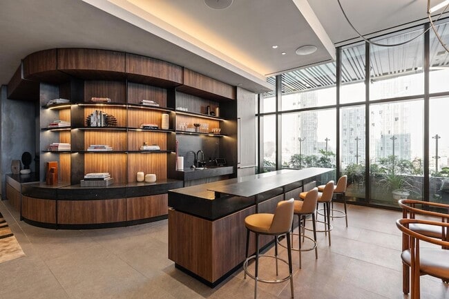 Building Photo - 610 Davis St