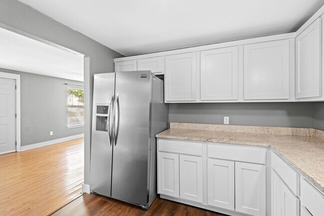 Building Photo - Beautiful home located in the heart of Fayetteville