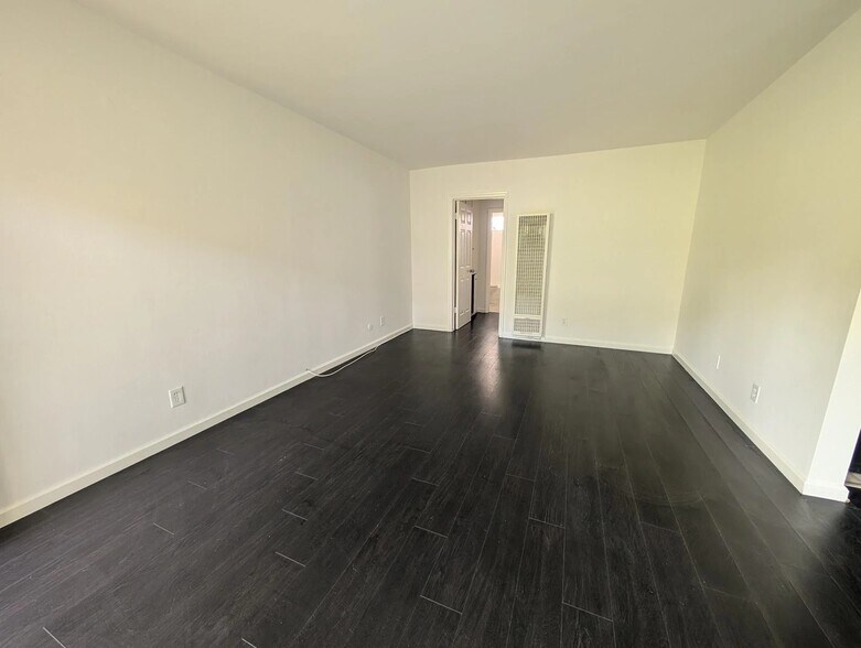 Building Photo - 753 N Hudson Ave