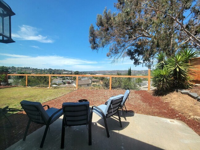 Building Photo - Darling, Move-In Ready Home in Highly Sought After Neighborhood w/ a Great View!!