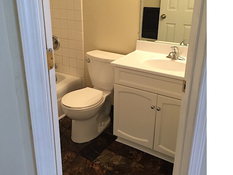 Building Photo - 429 E Broadway St