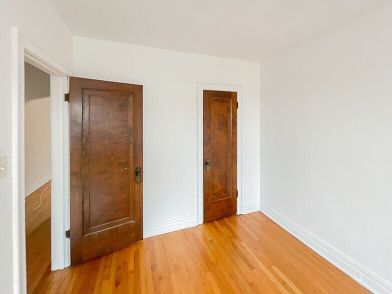 Building Photo - 2540 W Summerdale Ave