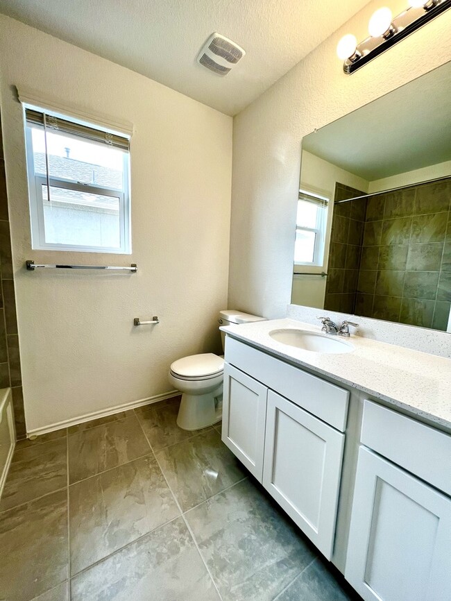 Building Photo - Beautiful 3 beds 2.5 baths in Lago Vista