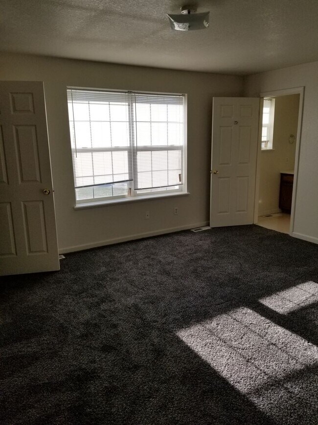 Building Photo - 3 bedroom 2.5 bathroom town house for rent