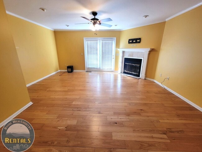 Building Photo - Charming 2BR/1.5BA Townhome Near the Green...