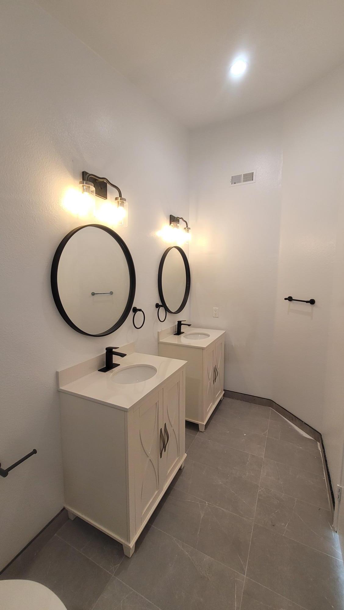 Master bathroom His/Her vanities - 15340 Murray Ave