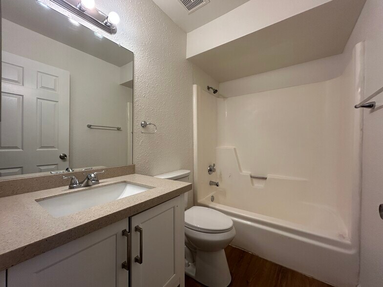 Building Photo - 4740 W Rose Ln