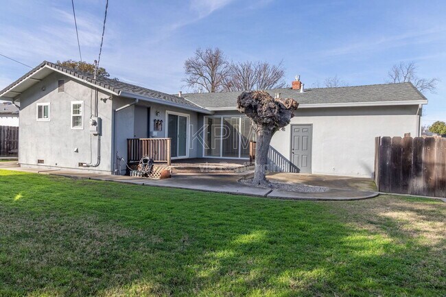 Building Photo - 218 E Longview Ave