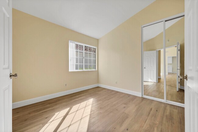 Building Photo - 43852 Vía Palma