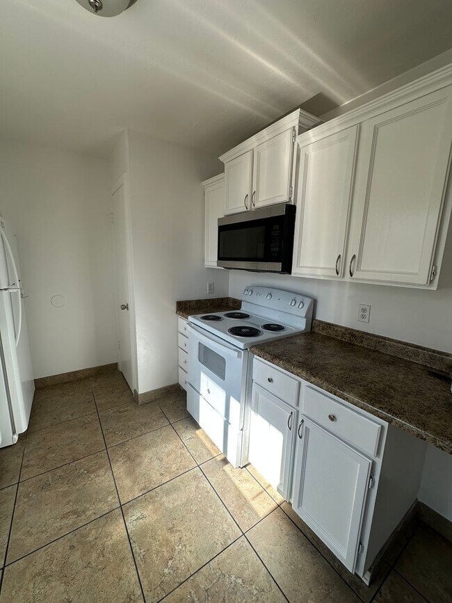 Building Photo - Beautiful 4-Bedroom, 2-Bath Home with Classic Layout and Large Yard