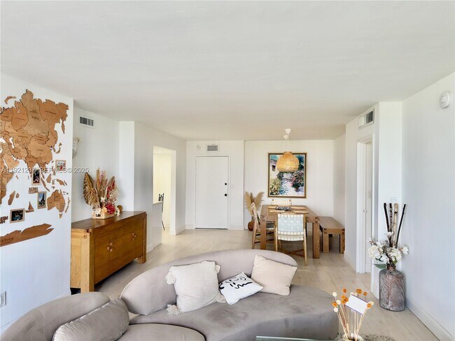 Building Photo - 3140 S Ocean Dr