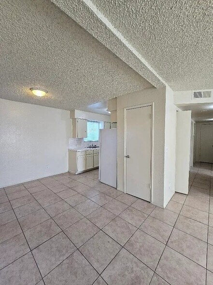 Building Photo - 2553 S Holloway Ave