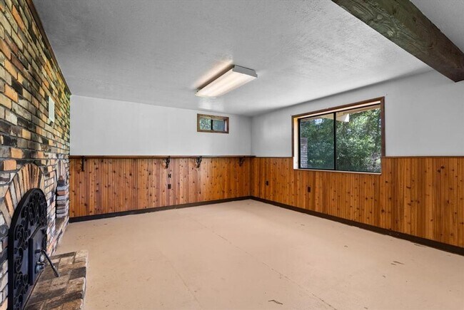 Building Photo - Incredible piece of Montana Paradise