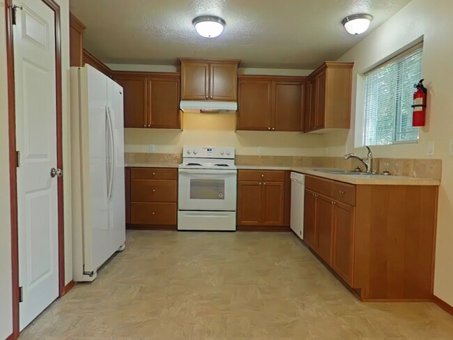 Building Photo - 5 Bedroom Home ~ Close to Campus