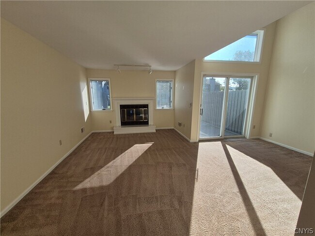 Building Photo - 435 Summerhaven Dr N