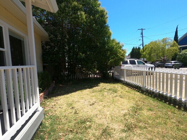 Building Photo - CHARMING TWO BEDROOM SAN RAFAEL HOME A FEW BLOCKS FROM DOWNTOWN