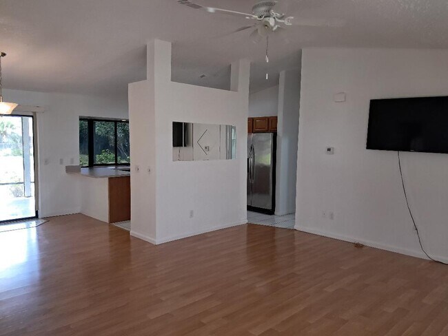 Building Photo - 462 SW Dalton Cir