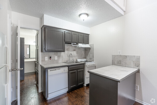 1BR, 1BA - 650SF - Kitchen - Parkside Apartments