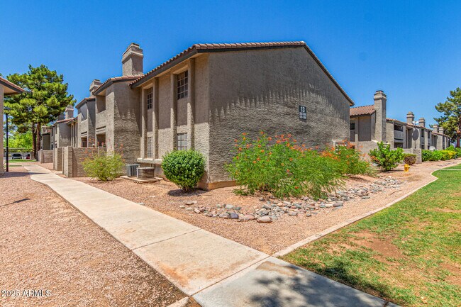 Building Photo - 533 W Guadalupe Rd