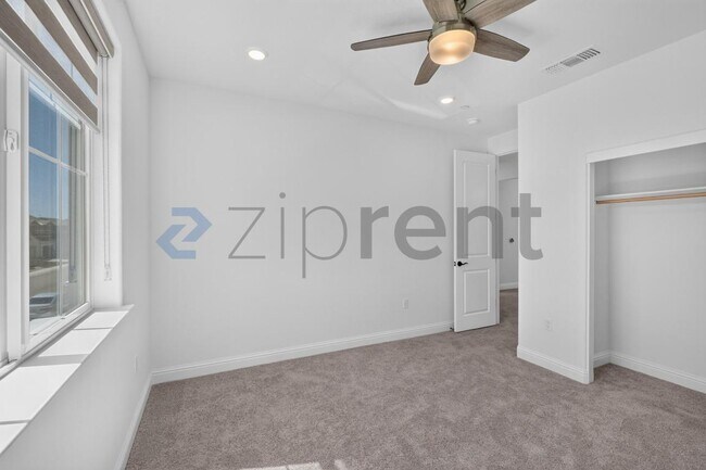 Building Photo - Unit