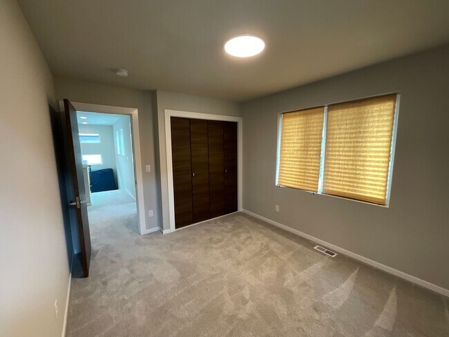 Building Photo - Stunning Black Diamond home-Ten Trails (Pinewood Plan) - Available Early to Mid June