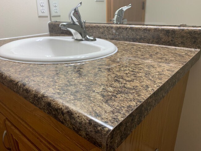Building Photo - Spacious 4 Bedroom Townhome in Great Neigh...