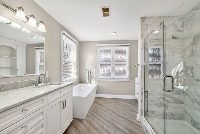 Building Photo - Beautiful Home surrounded by nature!