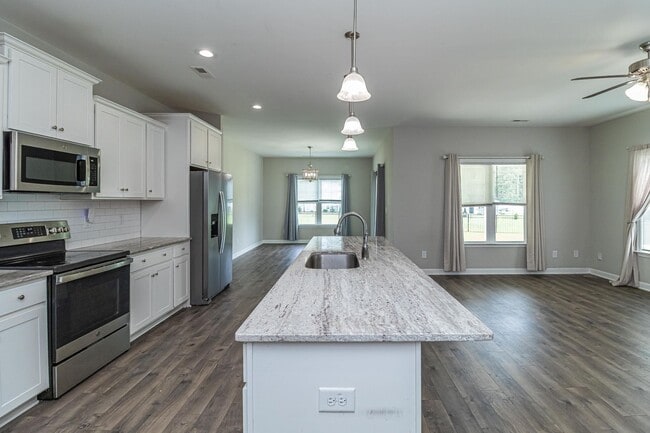 Building Photo - SPACIOUS 4 Bedroom | 2.5 Bathroom in Stone...